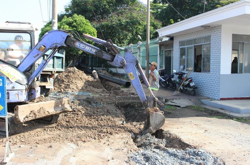 Thi công đường ống cấp nước sạch cho người dân trên địa bàn tỉnh. Ảnh: Thu Minh