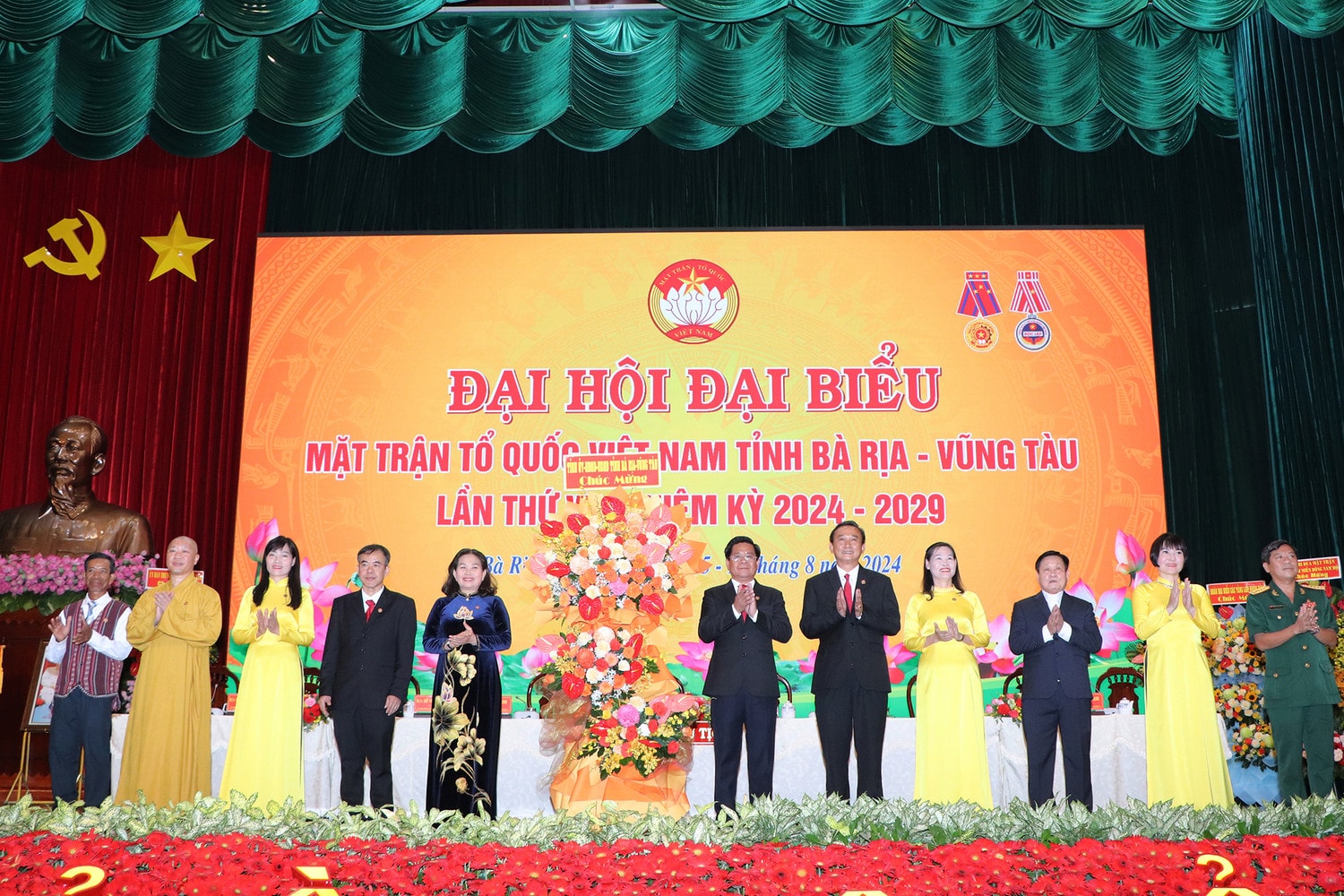 Phó Bí thư Thường trực Tỉnh ủy, Trưởng Đoàn ĐBQH tỉnh Bà Rịa - Vũng Tàu Nguyễn Thị Yến tặng hoa chúc mừng đại hội