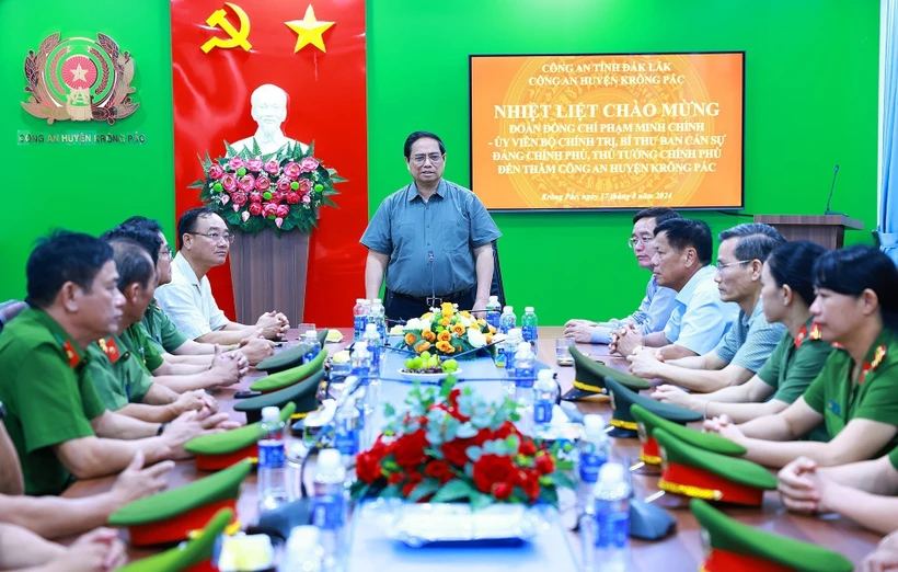 Prime Minister Pham Minh Chinh visits police of Krong Pac district, the Central Highlands province of Dak Lak, on August 17 (Photo: VNA) PM works with Dak Lak province’s Krong Pac police -0