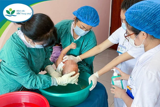 Bôi mỡ chăn vào vùng bỏng nước canh, trẻ 12 tháng tuổi trở nặng -0