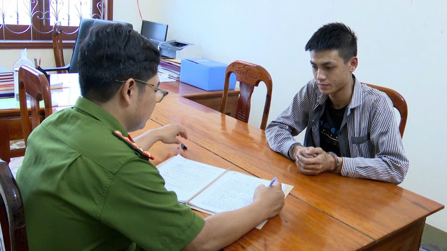Bắt 3 đối tượng mua bán, vận chuyển 5.000 viên ma túy -0