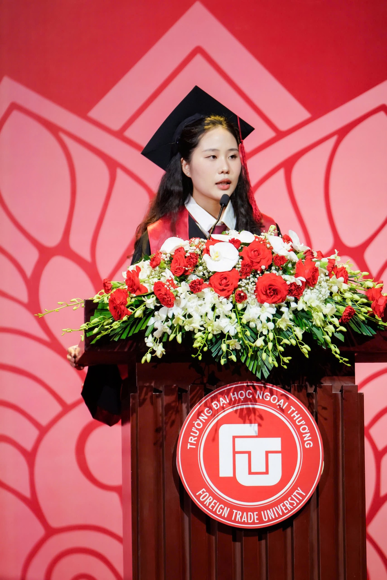 Thủ khoa Ngoại thương chia sẻ xúc động về 