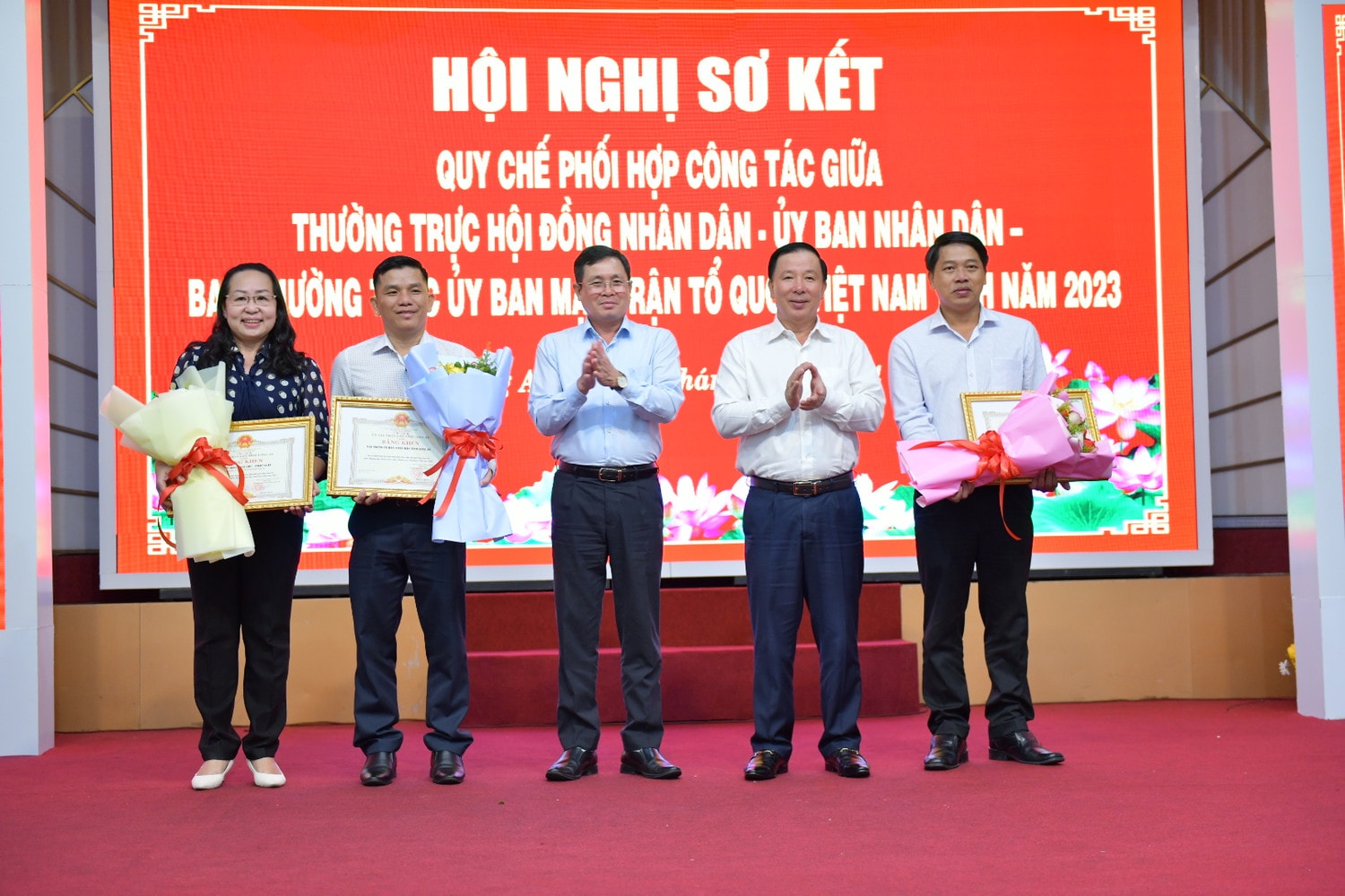 Chủ tịch UBND tỉnh Nguyễn Văn Út và Phó Chủ tịch Thường trực HĐND tỉnh Mai Văn Nhiều trao Bằng khen tặng tập thể, cá nhân có thành tích tiêu biểu trong thực hiện Quy chế phối hợp công tác năm 2023