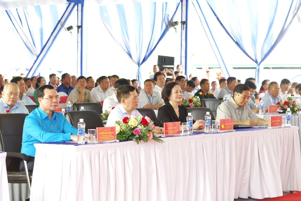 Các đại biểu tham dự tại lễ phát động Thủ tướng phát động 500 ngày đêm thi đua hoàn thành 3.000km đường bộ cao tốc -0
