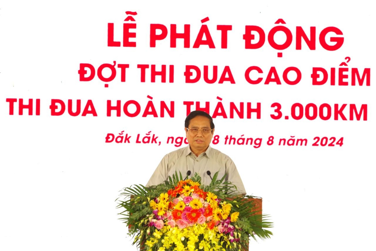 Thủ tướng đề nghị các cấp ủy đảng phải chỉ đạo sát sao, cả hệ thống chính trị phải vào cuộc, quyết liệt trong chỉ đạo để tiến độ thực hiện các tuyến cao tốc đạt được kế hoạch đề ra Thủ tướng phát động 500 ngày đêm thi đua hoàn thành 3.000km đường bộ cao tốc -0