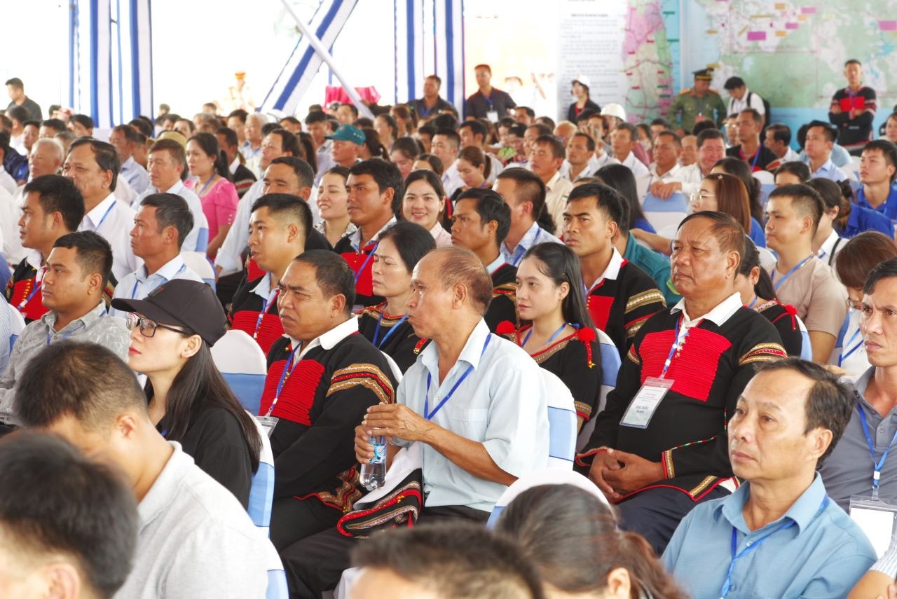 Đông đảo cán bộ, nhân dân tham dự tại lễ phát động Thủ tướng phát động 500 ngày đêm thi đua hoàn thành 3.000km đường bộ cao tốc -0