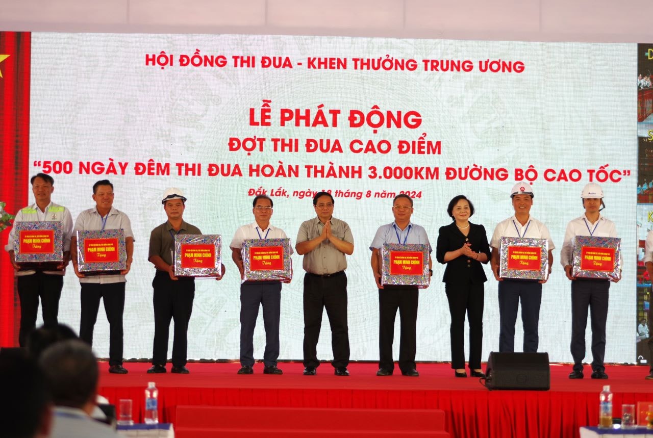 Thủ tướng Phạm Minh Chính tặng quà cho các chủ đầu tư, đơn vị thi công có thành tích xuất sắc Thủ tướng phát động 500 ngày đêm thi đua hoàn thành 3.000km đường bộ cao tốc -0