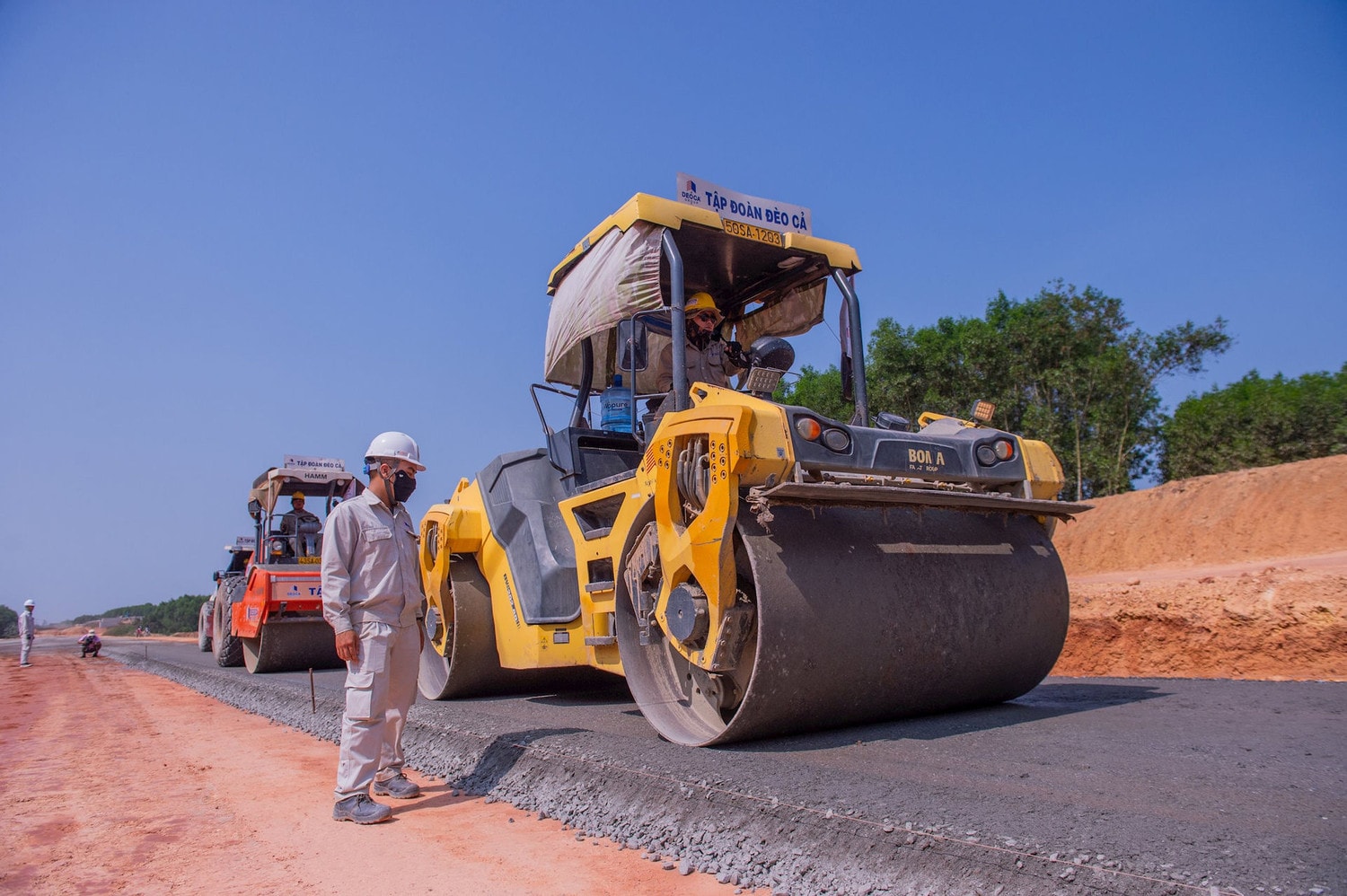 Công nhân đang triển khai thi công cao tốc Quảng Ngãi - Hoài Nhơn. Ảnh: Báo Kiểm toán