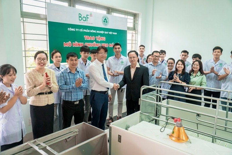 Mô hình chuồng heo nái đẻ và nhiều trang thiết bị phục vụ thực hành thực tập cho sinh viên