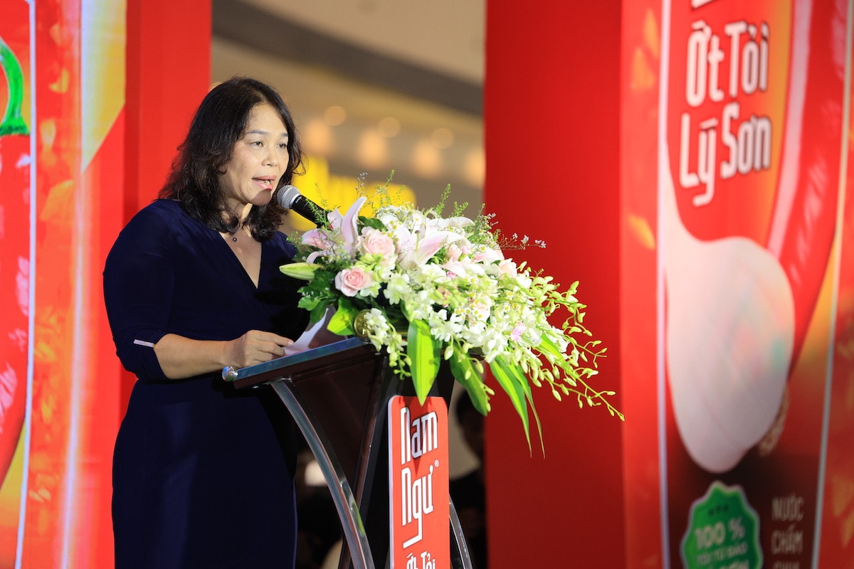 Bà Lê Thị Nga - đại diện ty Cổ phần Hàng tiêu dùng Masan phát biểu tại buổi lễ. Nam Ngư đồng hành cùng người nông dân phát triển kinh tế địa phương và nâng tầm đặc sản tỏi Lý Sơn -0