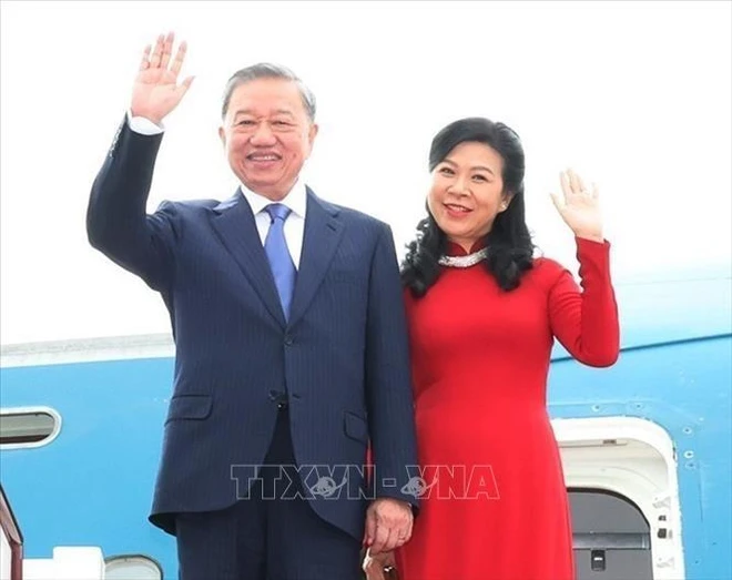 Party General Secretary and State President To Lam and his spouse leave the Guangzhou Baiyun International Airport for Beijing. (Photo: VNA) Party General Secretary, President To Lam arrives in Beijing -0