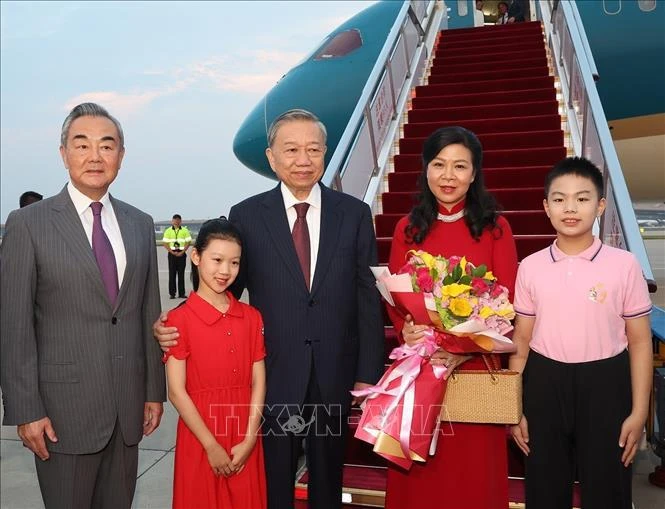 Wang Yi, member of the Political Bureau of the CPC Central Committee, Director of the Office of the CPC Central Committee’s Commission for Foreign Affairs, and Minister of Foreign Affairs (left) welcomes Party General Secretary and State President To Lam and his spouse at the Beijing Capital International Airport on August 18. (Photo: VNA) Party General Secretary, President To Lam arrives in Beijing -0