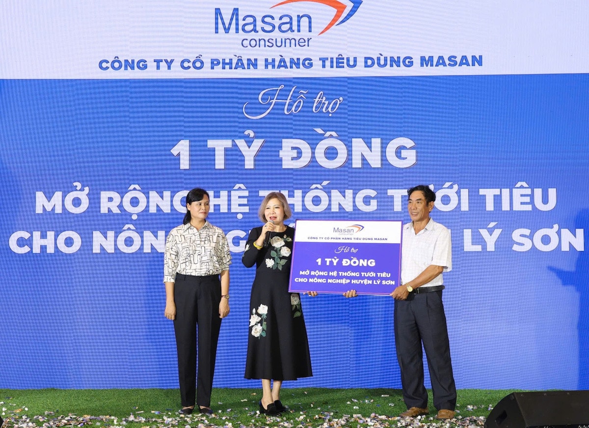 Đại diện Công ty Masan Consumer trao tặng 1 tỷ đồng để phát triển hệ thống tưới tiêu nông nghiệp của huyện Lý Sơn Nam Ngư đồng hành cùng người nông dân phát triển kinh tế địa phương và nâng tầm đặc sản tỏi Lý Sơn -0