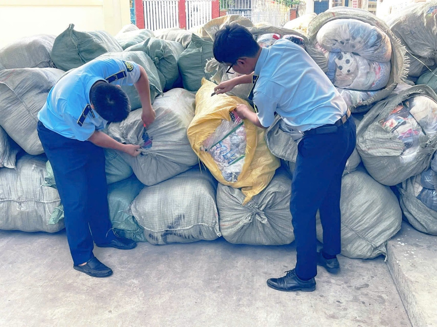 Phú Yên: Thu giữ 8,4 tấn quần áo đã qua sử dụng nhập lậu -0