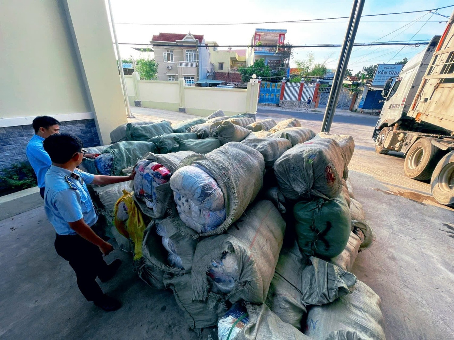 Phú Yên: Thu giữ 8,4 tấn quần áo đã qua sử dụng nhập lậu -0