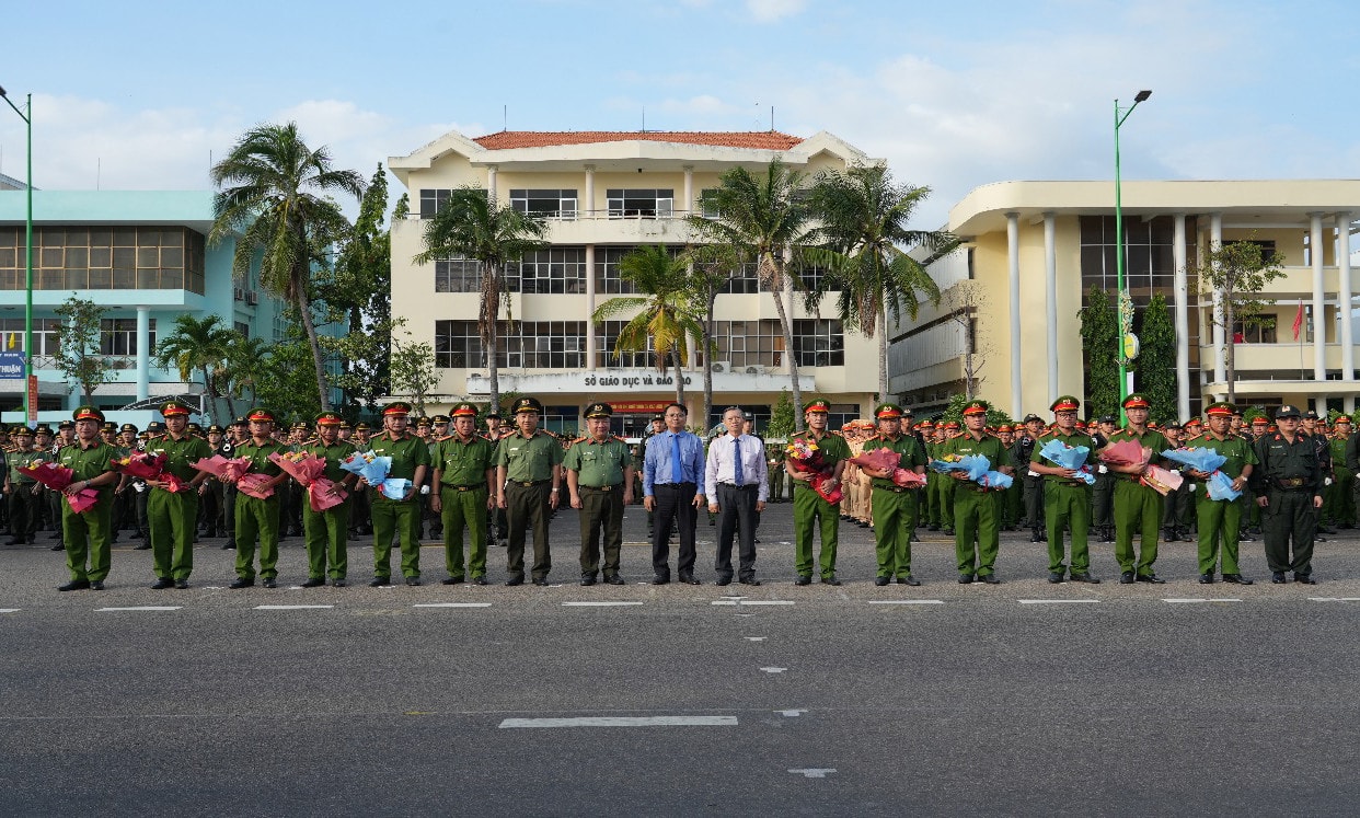 Lãnh đạo tỉnh và Ban Giám đốc Công an tỉnh tặng hoa cho đại diện các Tổ tuần tra bảo đảm an ninh, trật tự trên địa bàn tỉnh trong đợt cao điểm tấn công, trấn áp tội phạm
