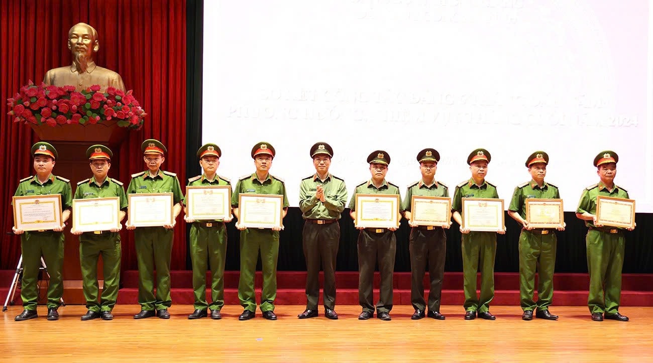 79 năm trung thành với Đảng, tận tụy với dân -0