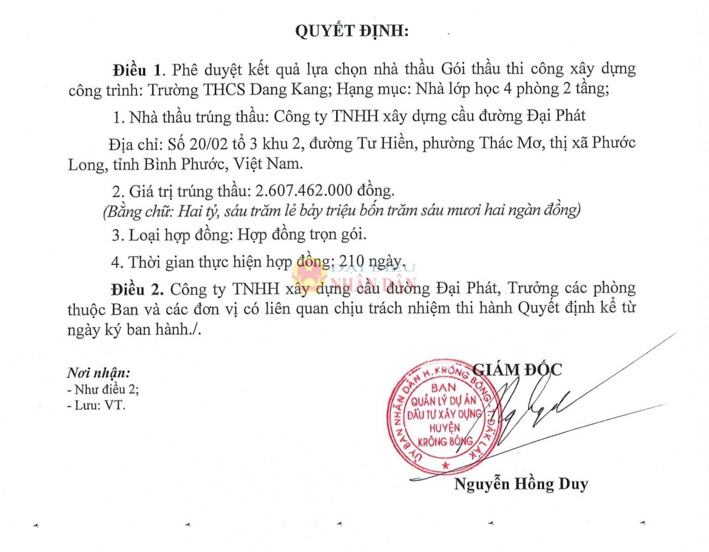 Ông Nguyễn Hồng Duy – Giám đốc Ban QLDA ĐTXD huyện Krông Bông ký duyệt cho Công ty Đại Phát trúng thầu dự án Trường THCS Dang Kang với tỷ lệ tiết kiệm ngân sách được 2 triệu đồng
