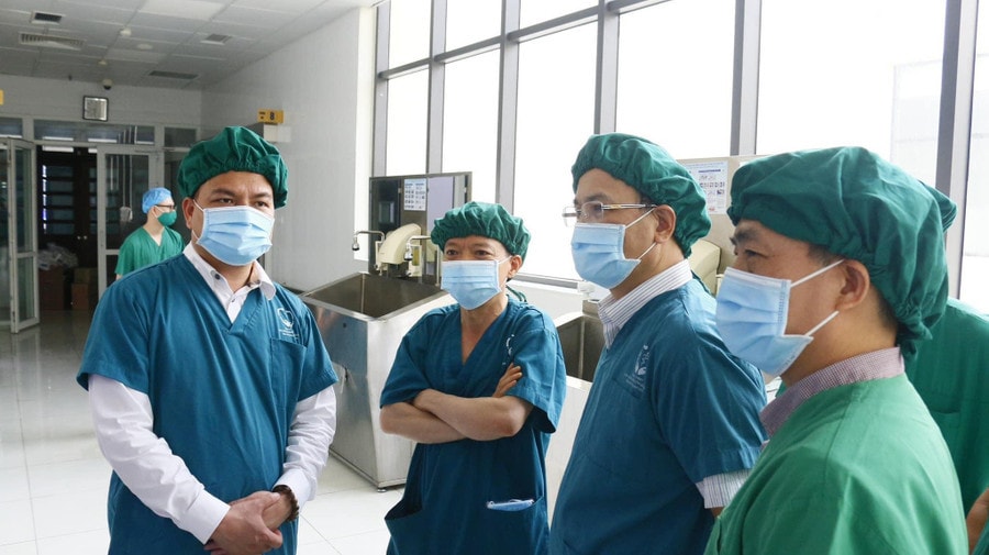 PGS.TS Trần Đình Thơ dẫn đầu đoàn công tác khảo sát thực tế tại các khoa, phòng thuộc Bệnh viện Đa khoa tỉnh Bắc Giang. Ảnh: Vân Huyền