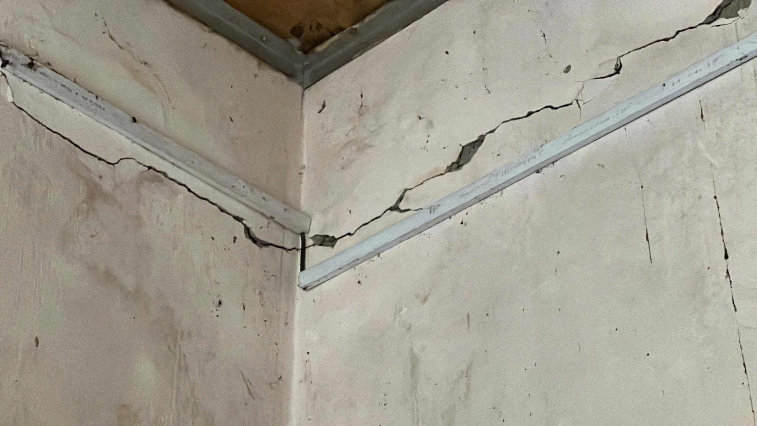 “Bảo hiểm” nhà nứt nẻ cho các hộ dân sống gần công trường cao tốc qua Quảng Bình -0
