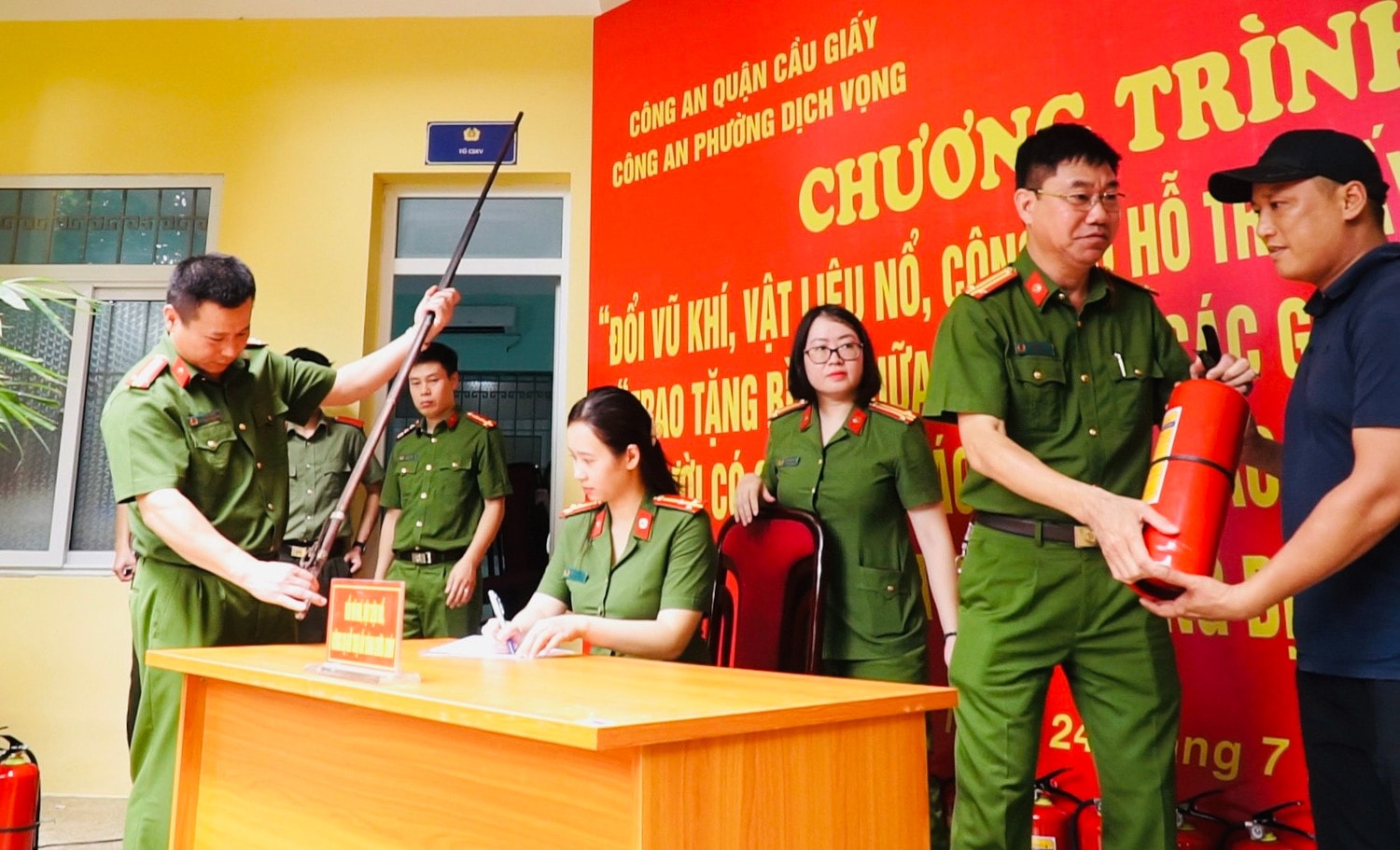 Phát động phong trào thi đua tuyên truyền Luật Quản lý, sử dụng vũ khí, vật liệu nổ và công cụ hỗ trợ -0