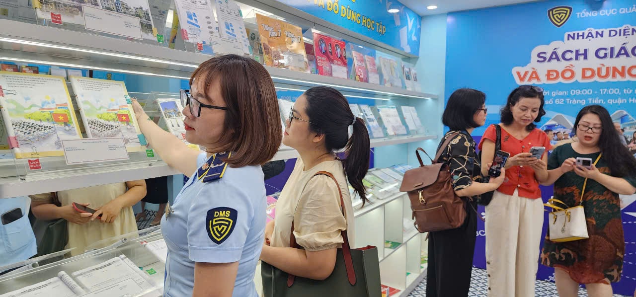 Trưng bày và nhận diện sách giáo khoa cùng đồ dùng học tập thật-giả -0