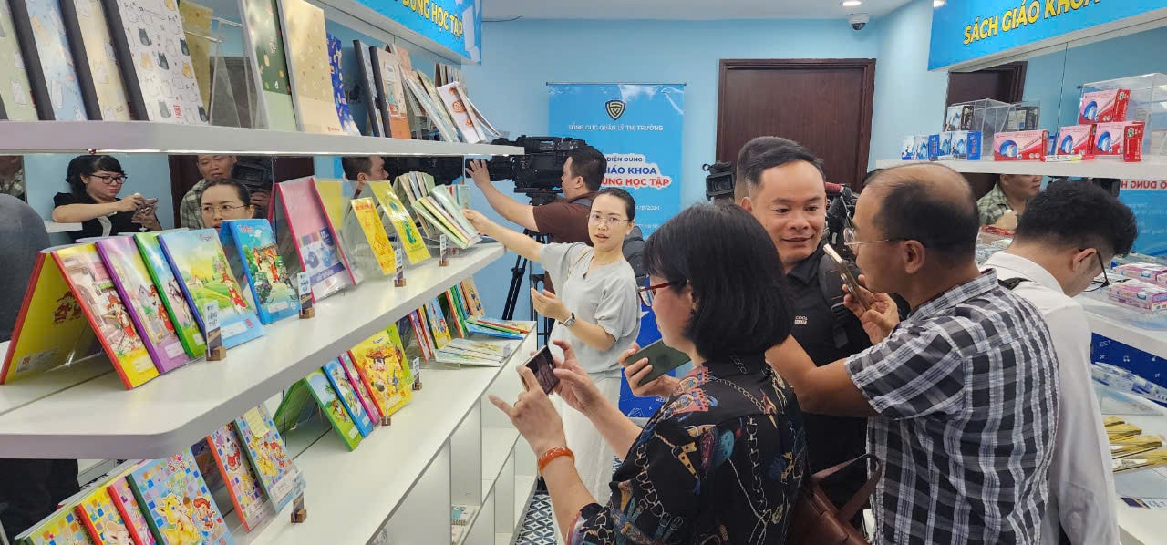 Trưng bày và nhận diện sách giáo khoa cùng đồ dùng học tập thật-giả -0