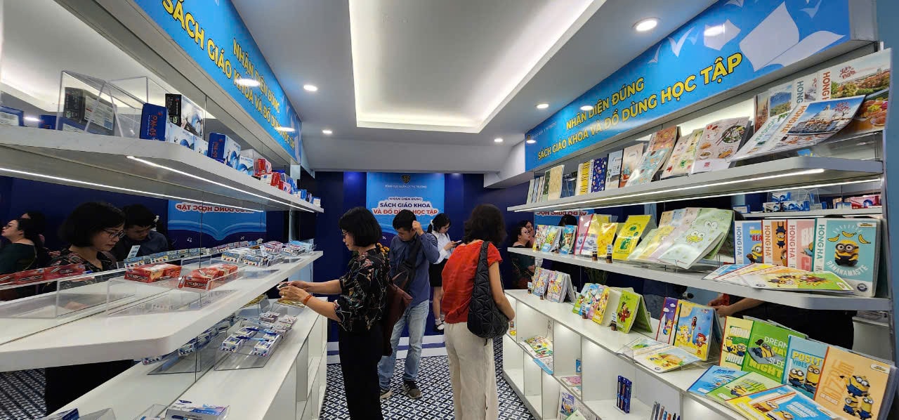 Trưng bày và nhận diện sách giáo khoa cùng đồ dùng học tập thật-giả -0