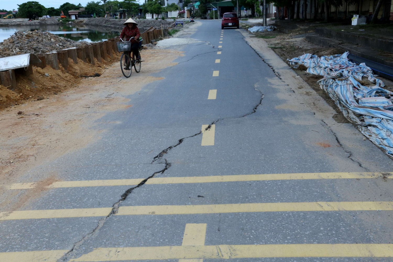 Hà Tĩnh: Người dân hoang mang khi mặt đường bỗng nhiên nứt toác ảnh 3 Người dân hoang mang khi mặt đường bỗng nhiên nứt toác -0