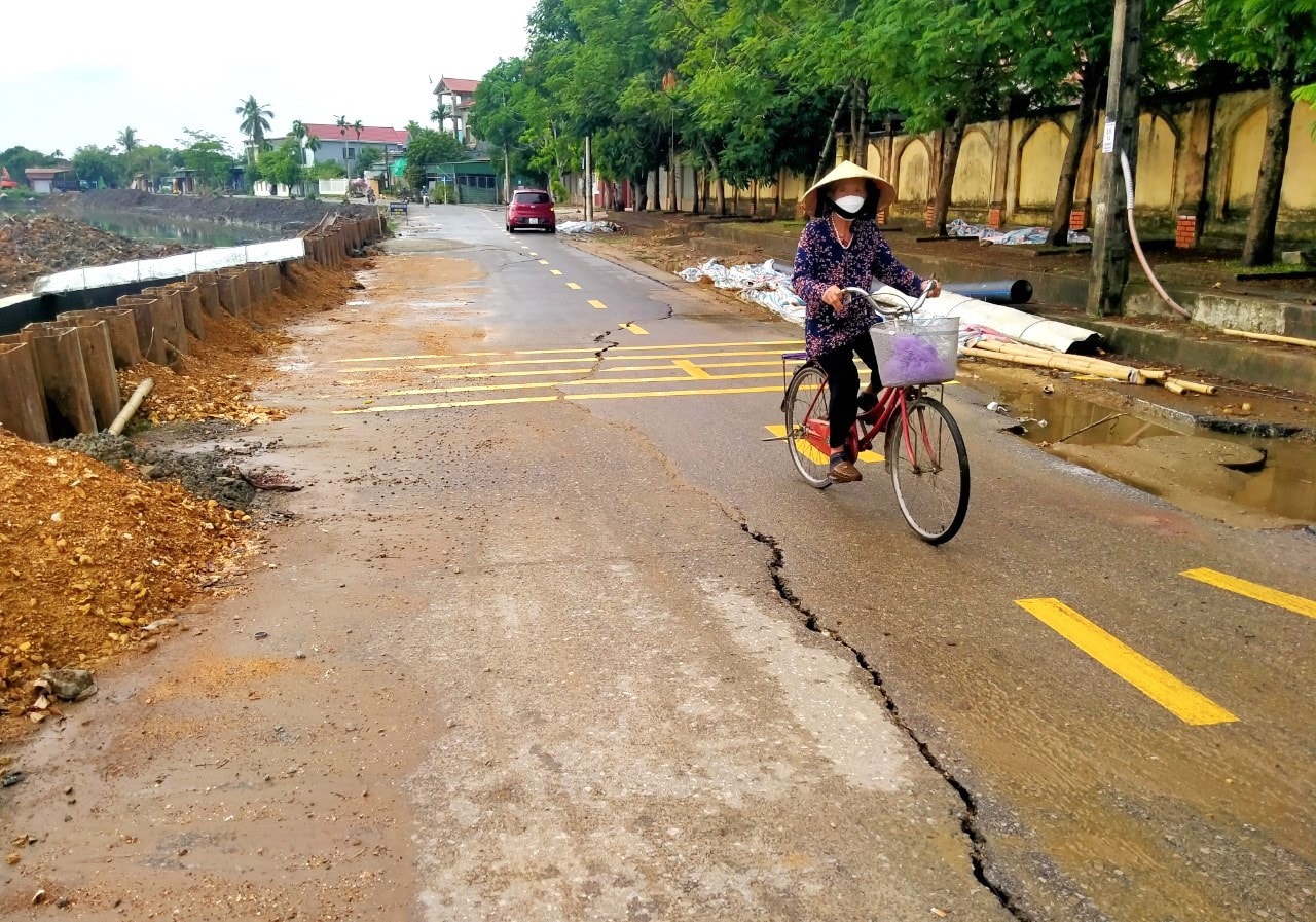 Người dân hoang mang khi mặt đường bỗng nhiên nứt toác -1