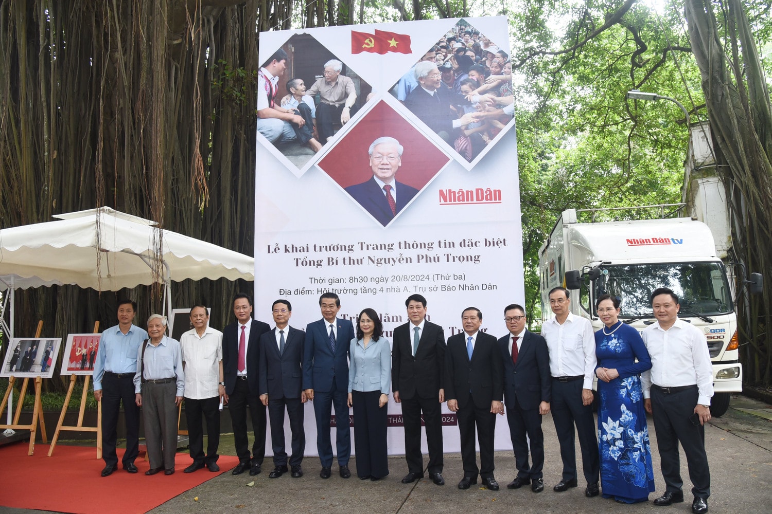 Thường trực Ban Bí thư Lương Cường và các đại biểu chụp ảnh lưu niệm. Ảnh: Quang Khánh Khai trương Trang thông tin đặc biệt