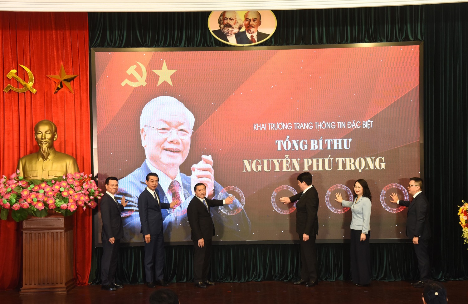 Thường trực Ban Bí thư Lương Cường và các đại biểu khai trương trang thông tin đặc biệt về Tổng Bí thư Nguyễn Phú Trọng. Ảnh: Quang Khánh Khai trương Trang thông tin đặc biệt
