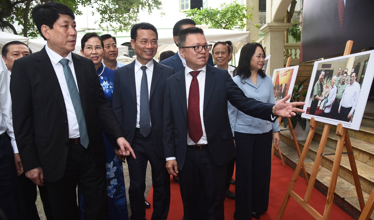 Thường trực Ban Bí thư Lương Cường và các đại biểu tham quan triển lãm ảnh về Tổng Bí thư Nguyễn Phú Trọng. Ảnh: Quang Khánh Khai trương Trang thông tin đặc biệt