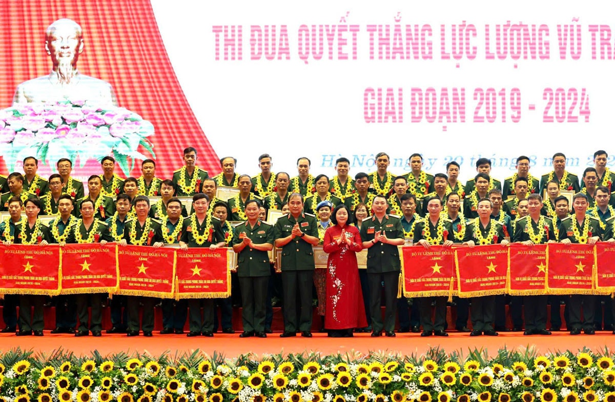 Bí thư Thành ủy Bùi Thị Minh Hoài dự Đại hội Thi đua Quyết thắng lực lượng vũ trang Thủ đô -0