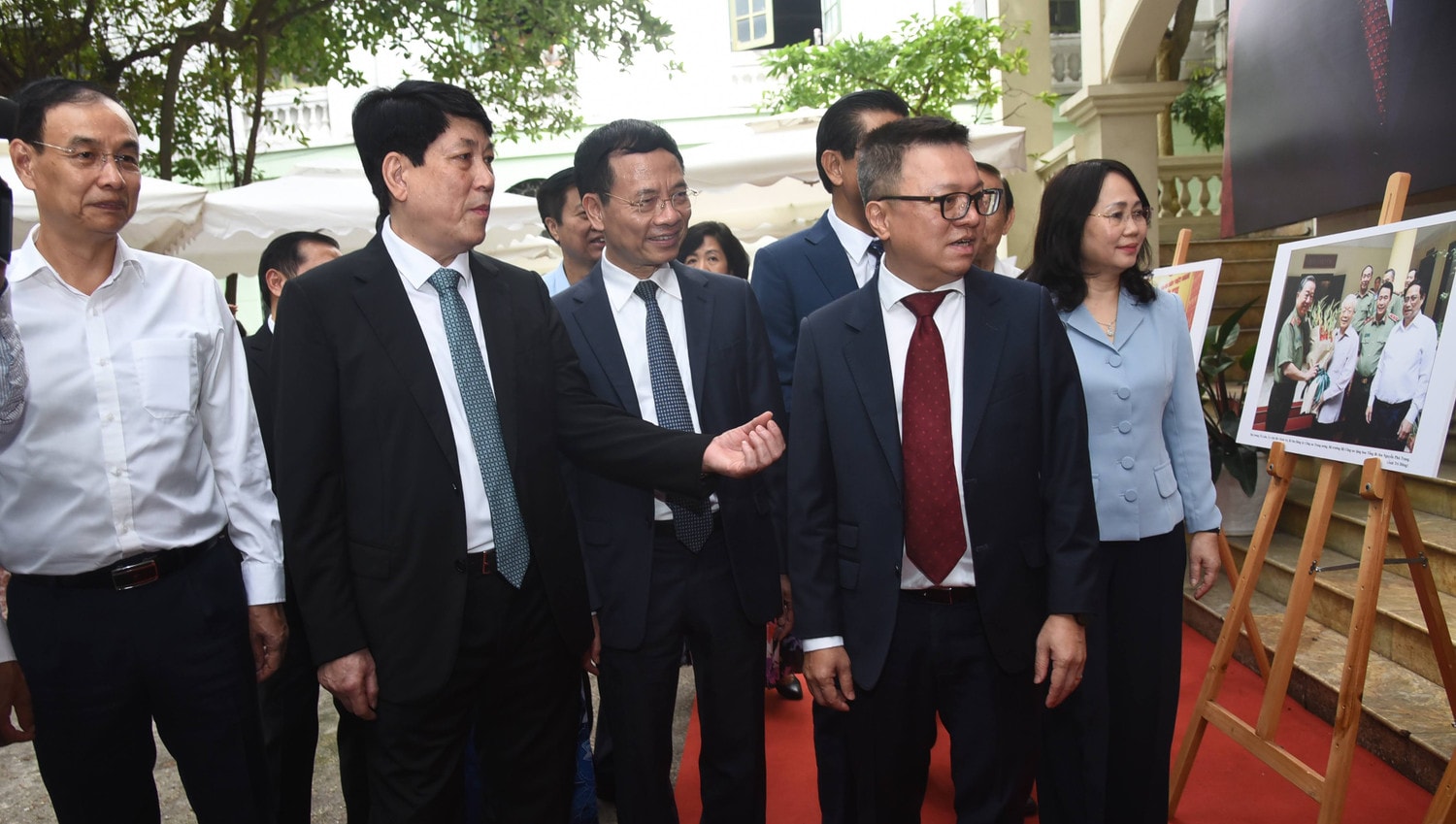 Thường trực Ban Bí thư Lương Cường và các đại biểu tham quan triển lãm ảnh về Tổng Bí thư Nguyễn Phú Trọng. Ảnh: Quang Khánh Khai trương Trang thông tin đặc biệt