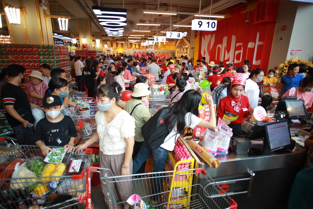 Khách hàng mua sắm nhộn nhịp dịp cuối tuần tại siêu thị WinMart WinCommerce có lãi, trung bình mỗi ngày mở một cửa hàng mới -0