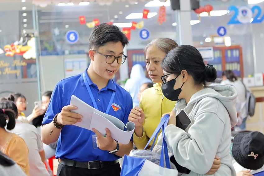 Tân sinh viên đổ về TP. Hồ Chí Minh nhập học -0