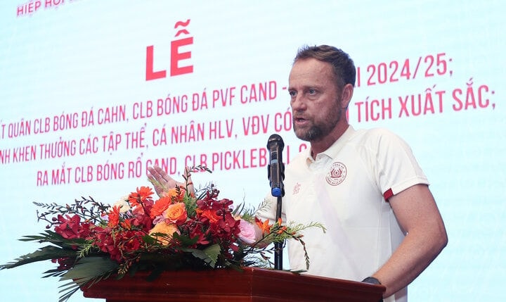 HLV Polking đặt quyết tâm vô địch V.League và Cúp Quốc gia HLV Polking đặt quyết tâm vô địch V.League và Cúp Quốc gia.