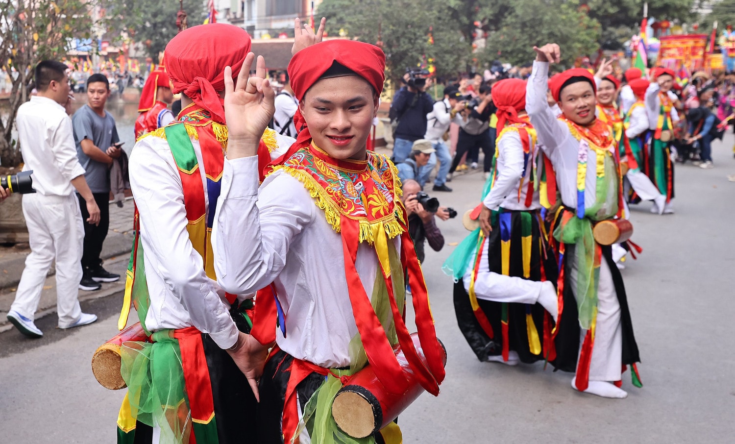 Lễ hội Quà tặng Du lịch Hà Nội năm 2024 sẽ có màn trình diễn múa “Con đĩ đánh bồng” của trai làng Triều Khúc - Ảnh: Minh Đức