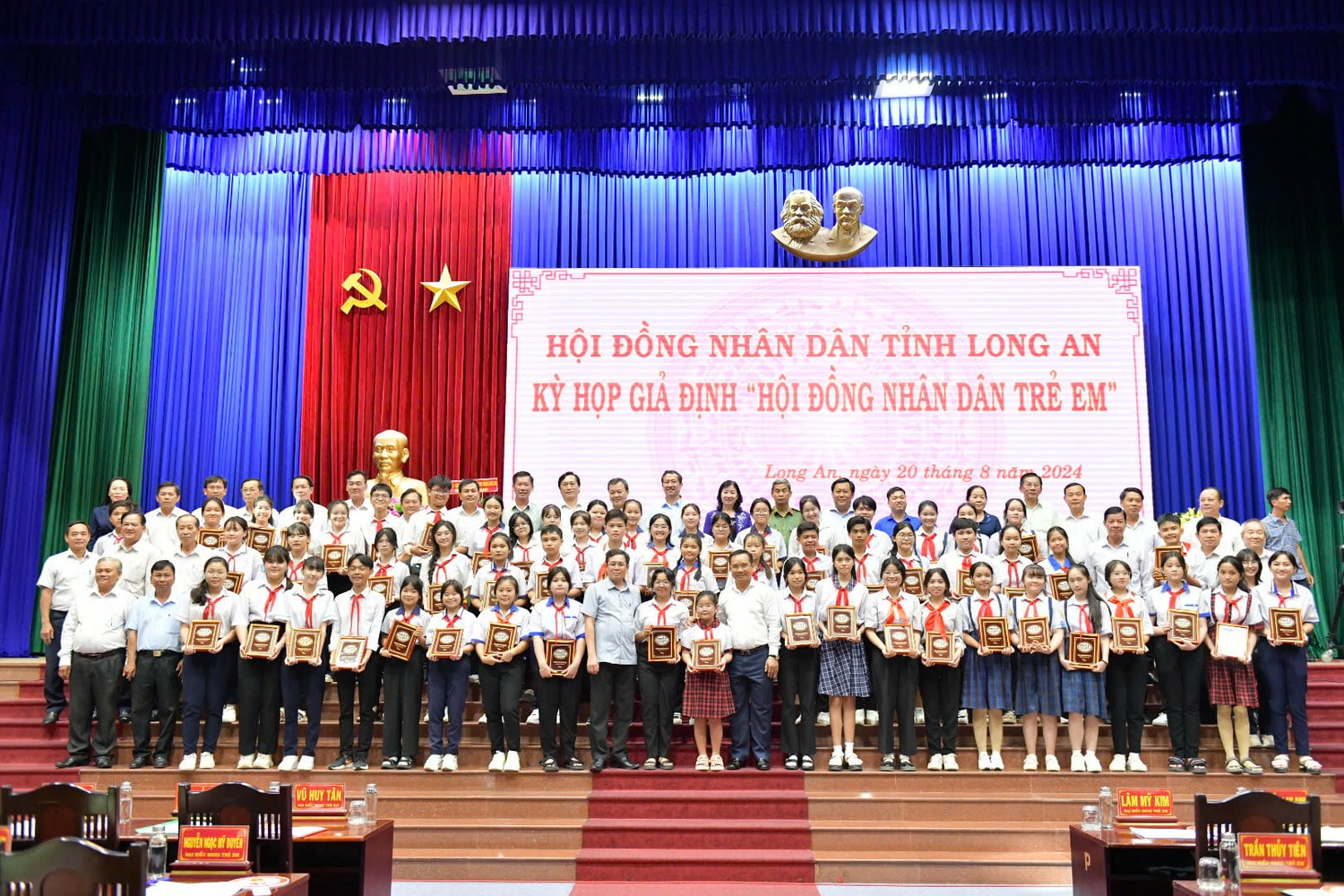 Luôn dành sự quan tâm, chăm lo đặc biệt cho trẻ em -0