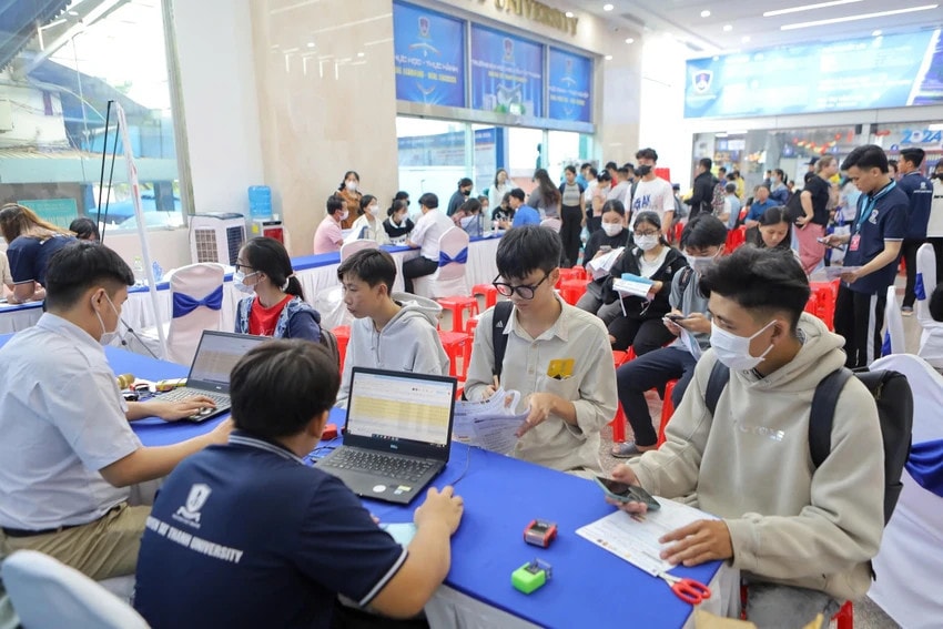 Tân sinh viên đổ về TP. Hồ Chí Minh nhập học -0