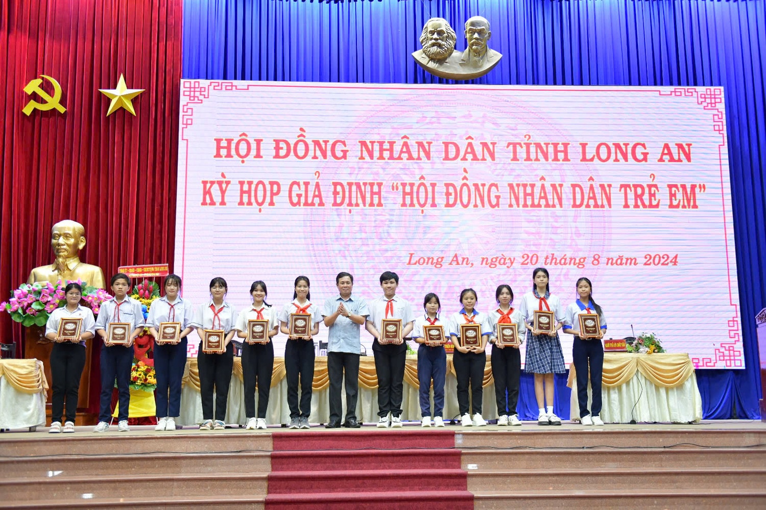 Luôn dành sự quan tâm, chăm lo đặc biệt cho trẻ em -0
