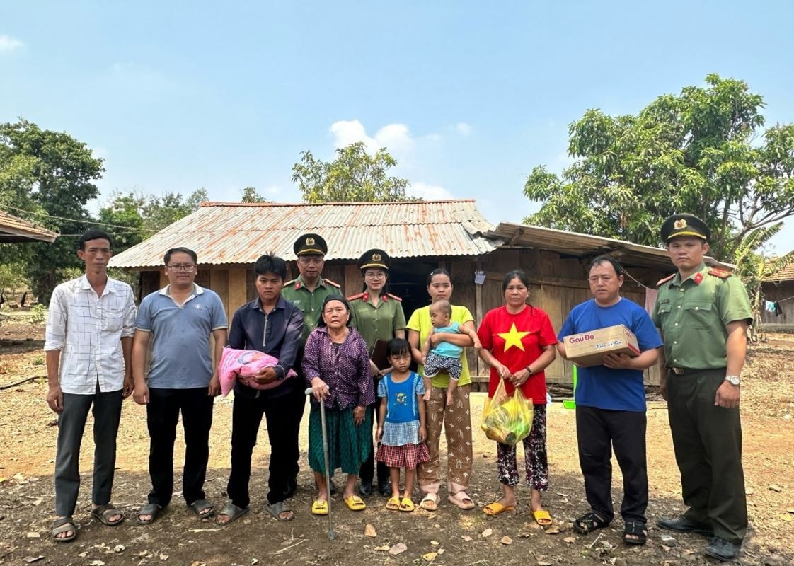 Niềm vui khi được đoàn tụ cùng gia đình sau những tháng ngày khổ cực nơi xứ người -0