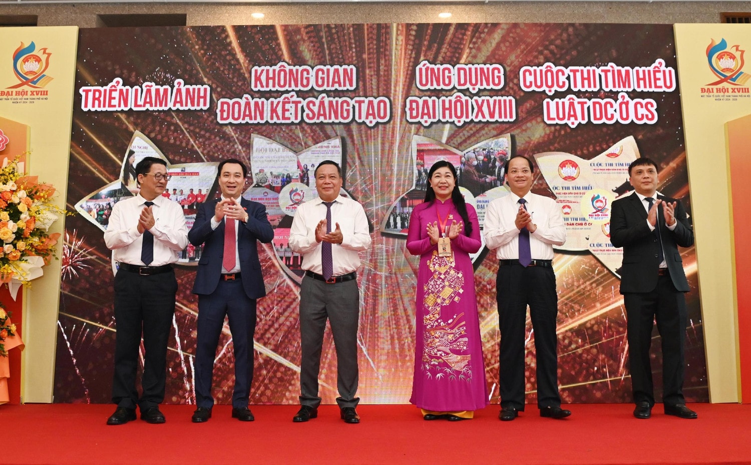 Các đại biểu thực hiện nghi thức nhấn nút khai mạc chuỗi hoạt động dsc_0099.jpg -0