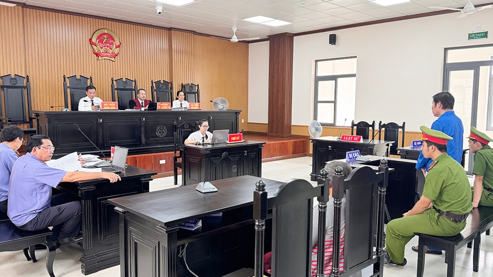 Nguyên chấp hành viên thi hành án lãnh 8 năm tù về tội Tham ô tài sản
