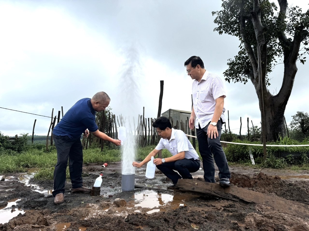 Hiện tượng lạ giếng khoan tự phun ở Gia Lai: Khoan trúng túi khí trong lòng đất -0