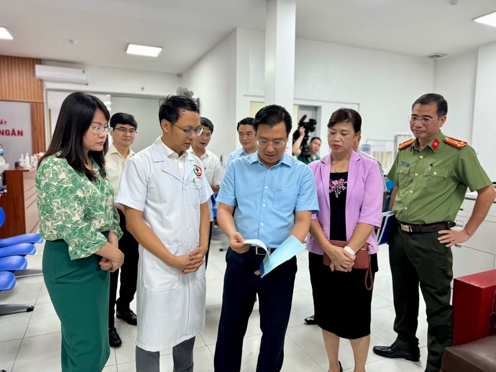Đoàn giám sát của Thường trực HĐND thành phố kiểm tra thực tế tại một cơ sở y tế tư nhân trên địa bàn huyện Đông Anh (ảnh: P.Long)