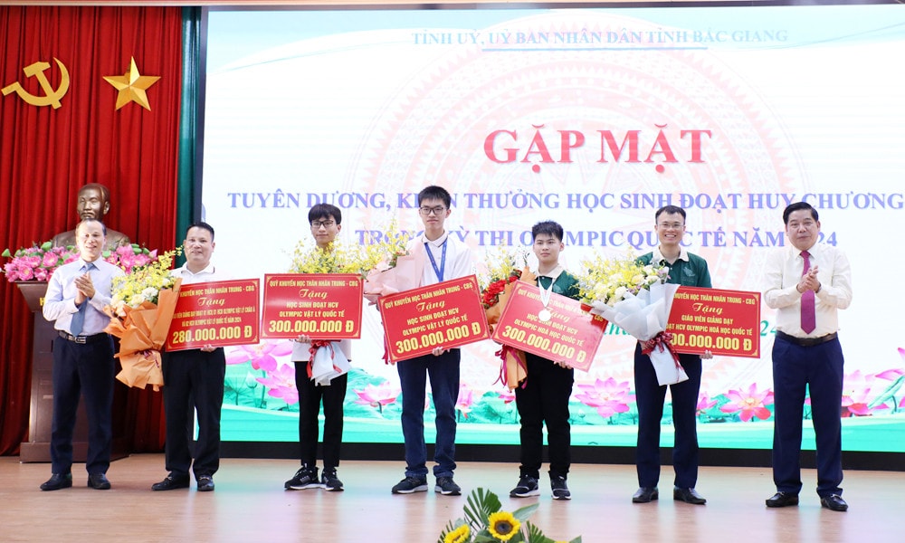 Bắc Giang: Tuyên dương, khen thưởng 2 nhà giáo tiêu biểu xuất sắc và 3 học sinh đoạt Huy chương Vàng kỳ thi Olympic quốc tế năm 2024 -0