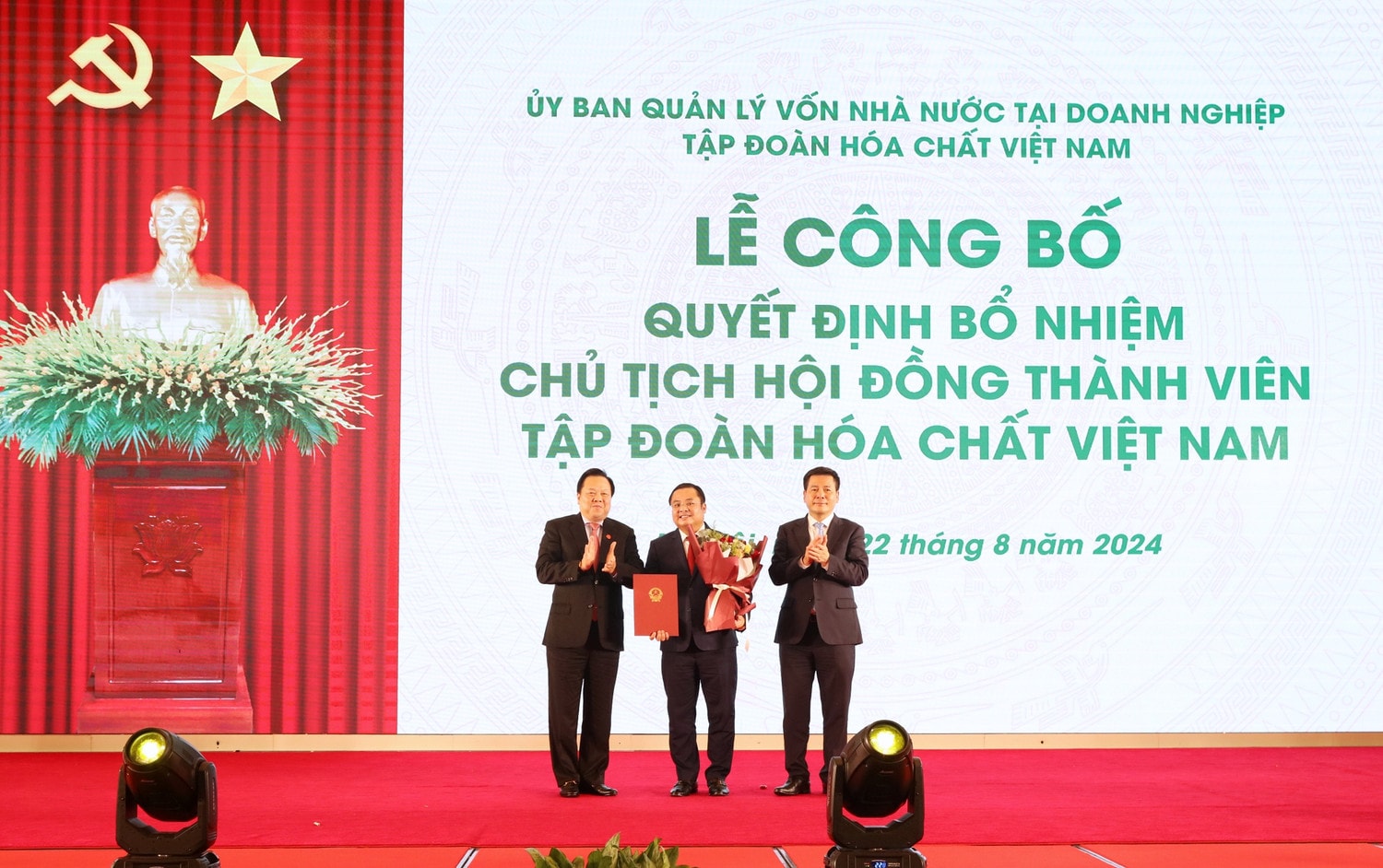 Công bố và trao Quyết định Bí thư Đảng ủy, Chủ tịch Hội đồng thành viên Tập đoàn Hóa chất Việt Nam Phùng Quang Hiệp Thủ tướng Phạm Minh Chính dự Lễ kỷ niệm 55 năm Ngày truyền thống ngành Hóa chất Việt Nam -0