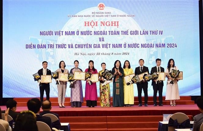 The Minister of Foreign Affairs’ certificates of merit and the SCOVA’s commendations are presented to individuals and groups in Vietnam and overseas who have made significant, exemplary contributions to OV-related work at the event (Photo: VNA) 4th World Conference of Overseas Vietnamese wraps up -0